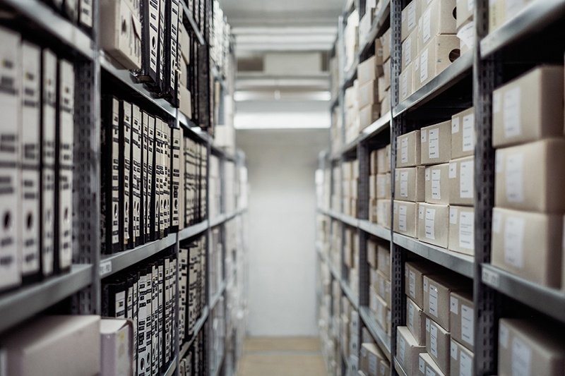 allée dans une salle des archives