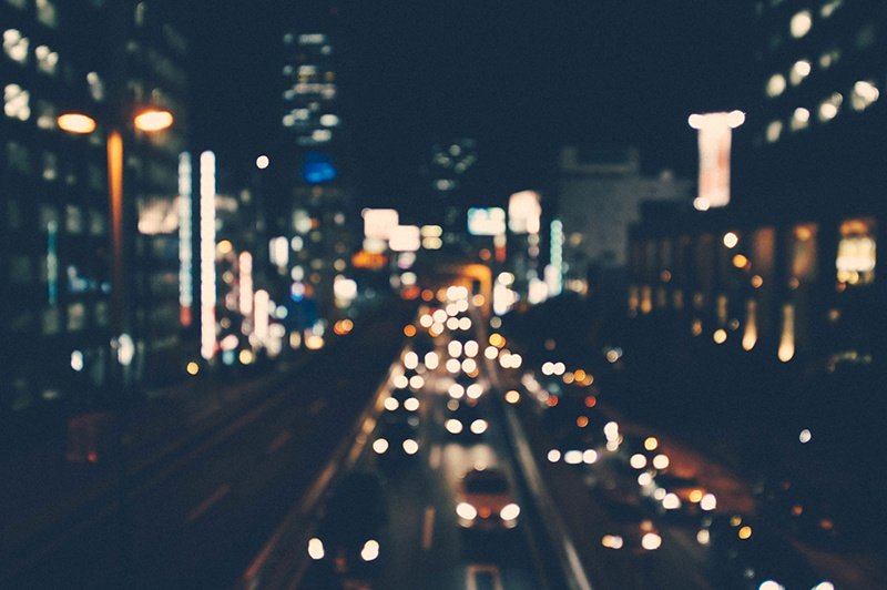 des voitures roulant dans une ville, la nuit