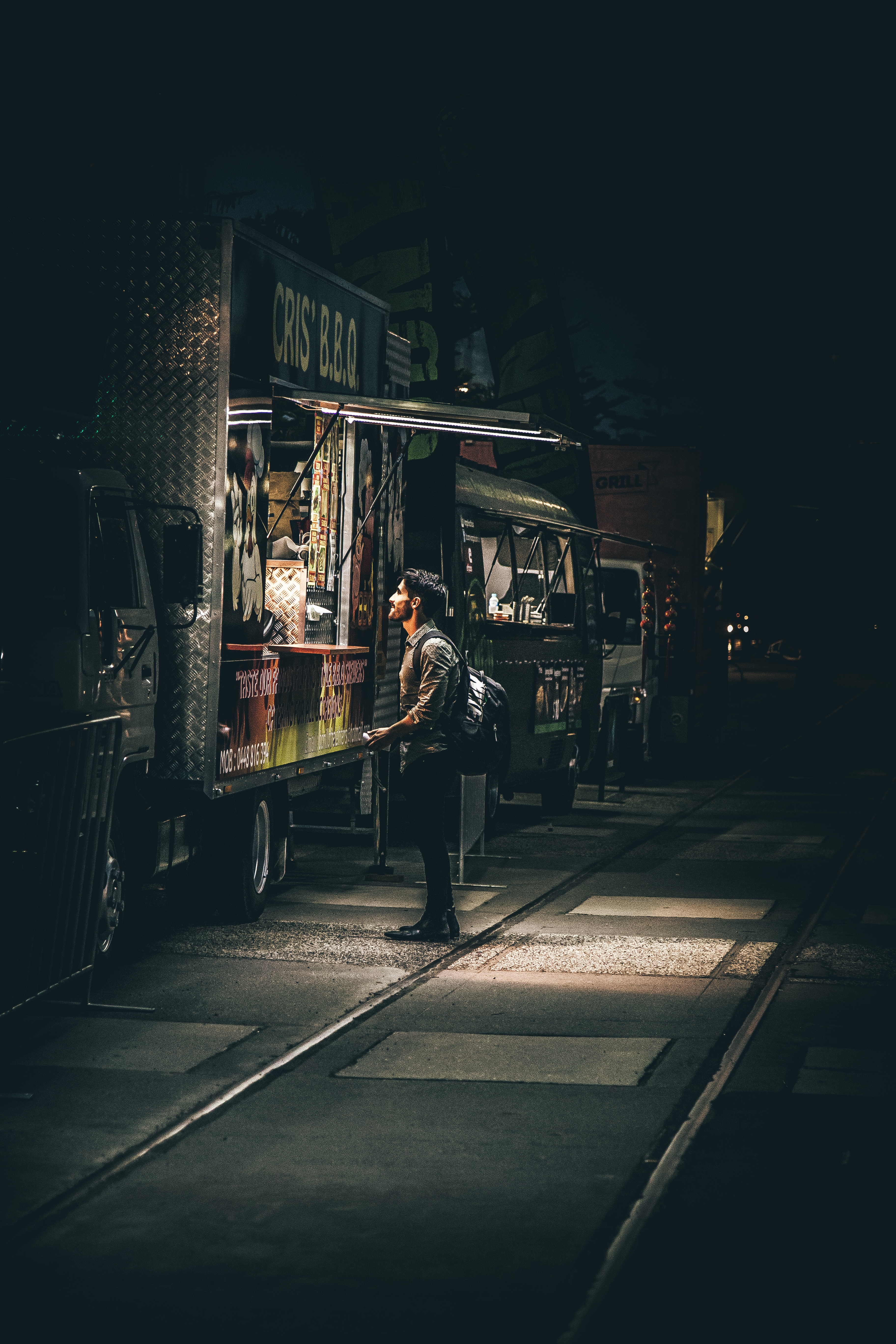 photo d’un client devant une camionnette fast food